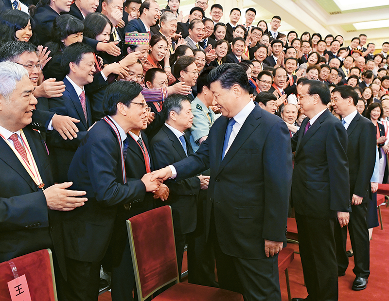 2019年9月10日，党和国家领导人习近平、李克强、王沪宁等在北京人民大会堂会见庆祝2019年教师节暨全国教育系统先进集体和先进个人表彰大会受表彰代表。 新华社记者 申宏/摄